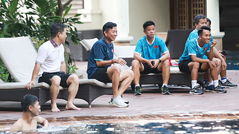 Sau trận thua Nhật Bản, HLV Hoàng Anh Tuấn bất ngờ tặng quà ‘độc lạ’ cho U17 Việt Nam